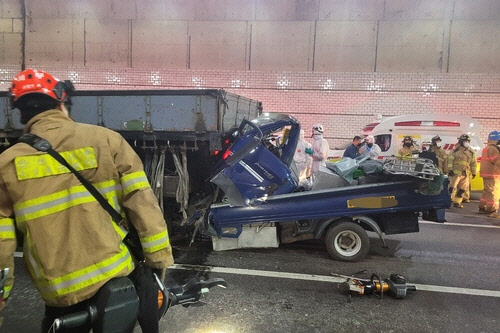 트럭 추돌 사고[독자 송영훈씨 입수 제공]